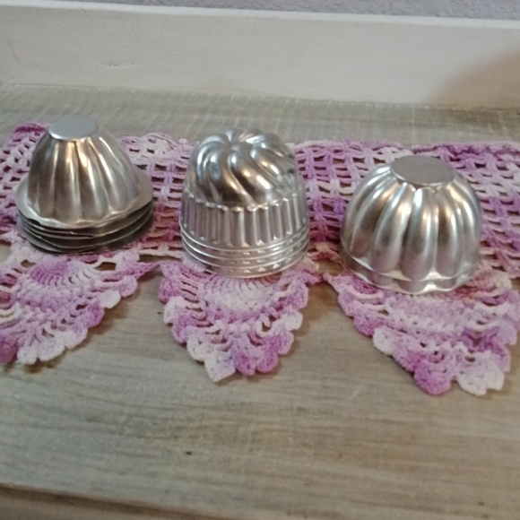 12  Vintage Tin & Aluminum Fluted Metal Molds ( 1930's on) - Picture 6 of 6